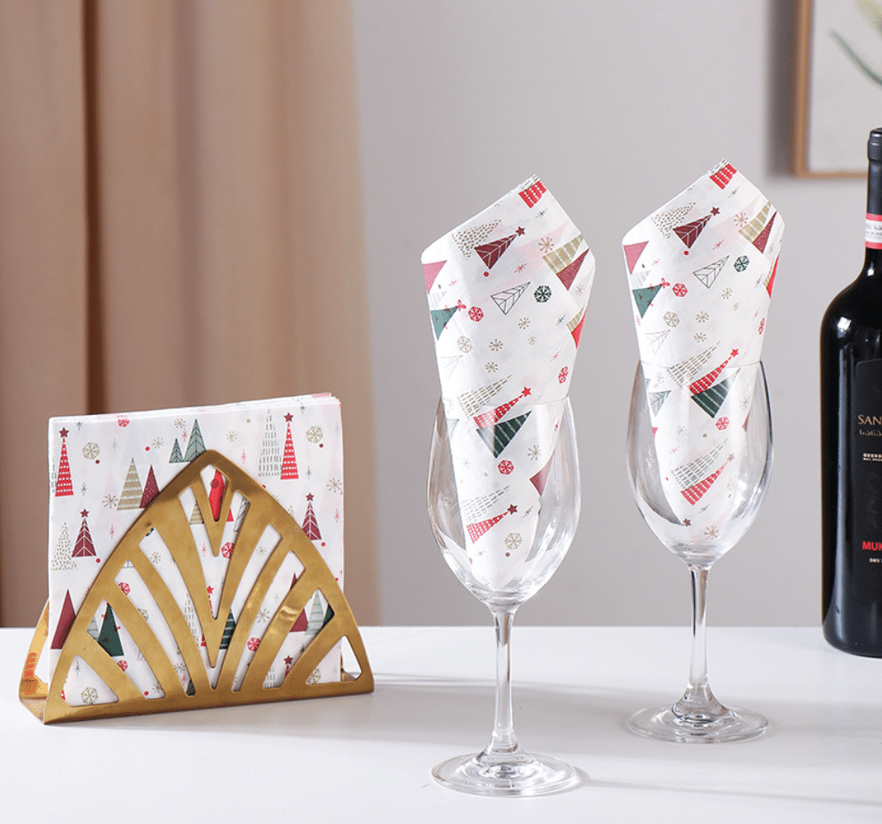 Have a great time with Christmas napkins and disposable Christmas patterned dinner plates!